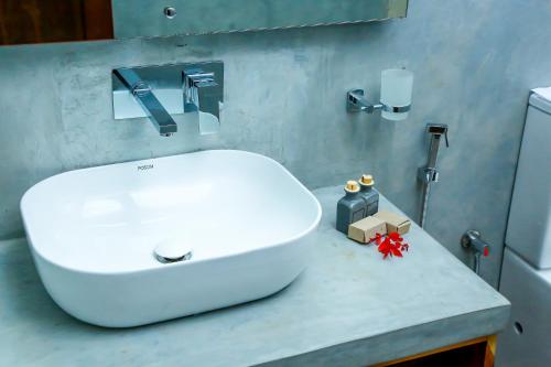 达瓦拉维Doola River Edge的台面上带白色水槽的浴室