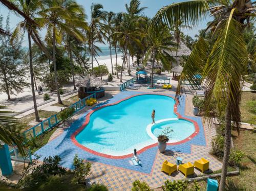 乌罗阿F-Zeen Boutique Hotel Zanzibar的海滩度假村泳池的顶部景致