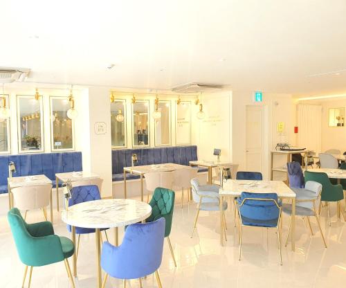 首尔明洞戴斯酒店的一间用餐室,内设桌椅