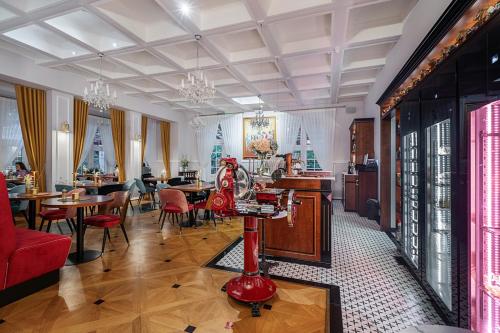 克雷尼察Małopolanka & Spa的客厅配有桌椅和红色桌子