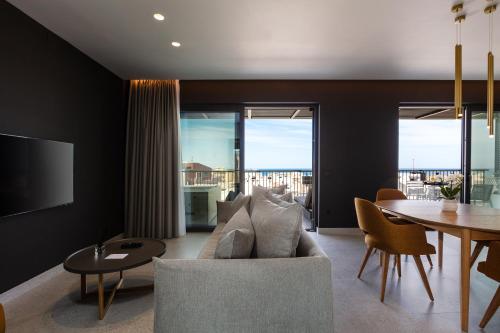 海若克利欧Porta Suites的客厅配有沙发和桌子