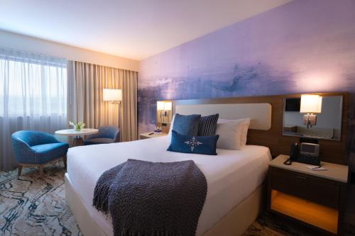 威克斯巴勒Mohegan Pennsylvania - Adults Only的酒店客房设有一张大床和一张书桌。
