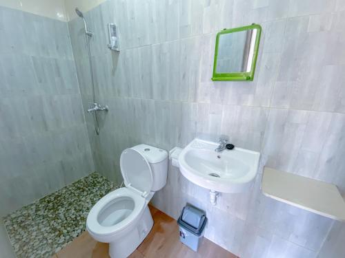 乌鲁瓦图霍姆比恩瑟旅舍的一间带卫生间和水槽的浴室