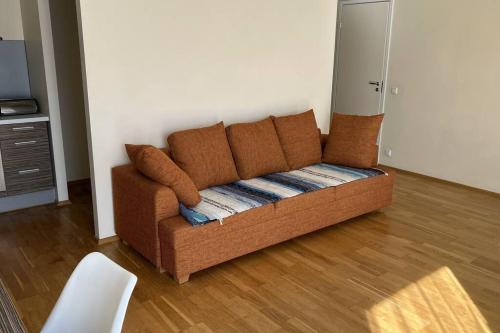 HaabneemeApartment in Viimsi的客厅里一张棕色沙发