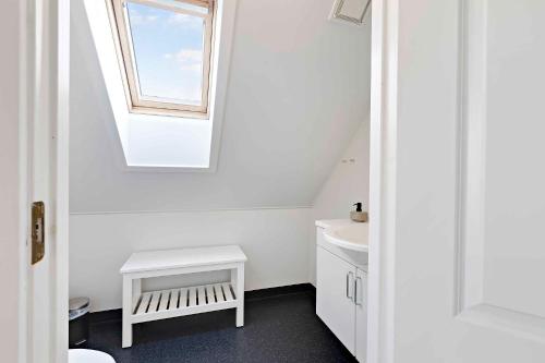 布罗Charming Architect-designed Terraced House With Sea View的一间带白色水槽和窗户的浴室