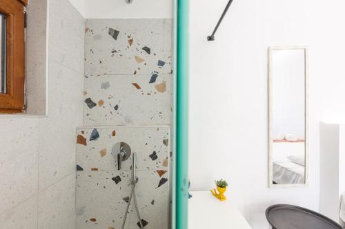 帕诺尔莫斯雷斯蒙Glaros的带淋浴的浴室和玻璃门