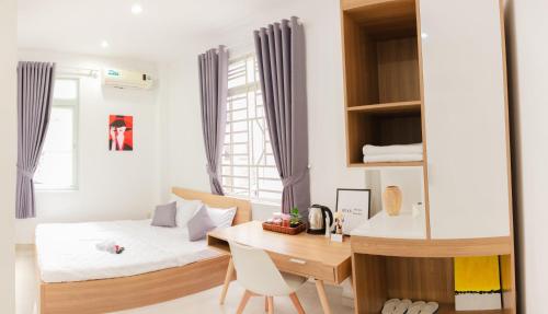 胡志明市Hello SaiGon Homestay的一间卧室配有一张床、一张桌子和一张桌子