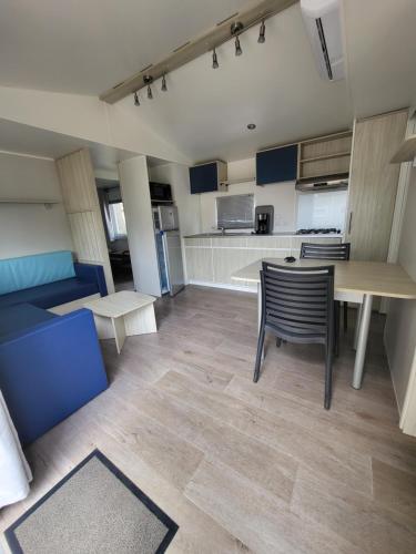 纳博讷普拉日Mobil-home (Clim)- Camping Narbonne-Plage 4* - 019的一间带桌子的客厅和一间厨房