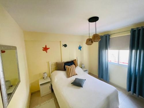 圣米格尔德阿沃纳Mona's Point Tenerife的卧室配有白色的床铺,墙上挂着星星