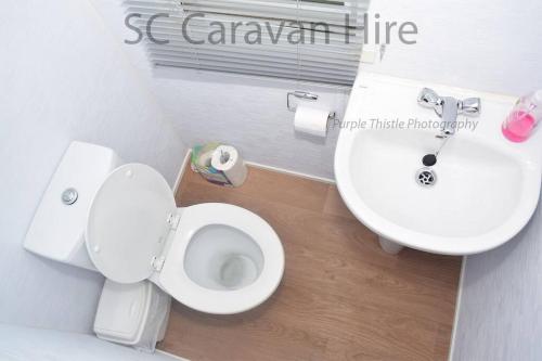 爱丁堡3 Bedroom at Seton Sands Caravan Hire的浴室配有白色卫生间和盥洗盆。