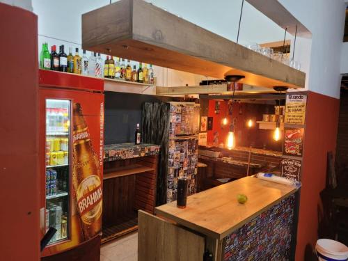 桑托斯Pousada São Marcos的餐厅内带木台的酒吧