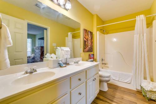 康威Suburban Conway Vacation Rental 2 Mi to UCA!的一间带两个盥洗盆、淋浴和卫生间的浴室