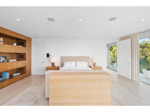 洛杉矶Beverly Grove的一间卧室设有一张大床和一个大窗户