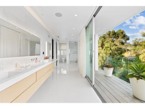 洛杉矶Beverly Grove的一间带两个盥洗盆的浴室和一个大窗户