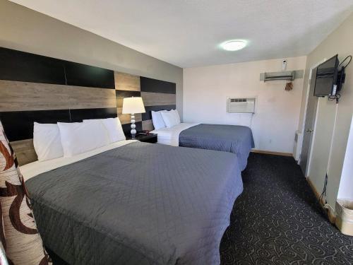 尼亚加拉瀑布Woodland Inn的酒店客房设有两张床和电视。