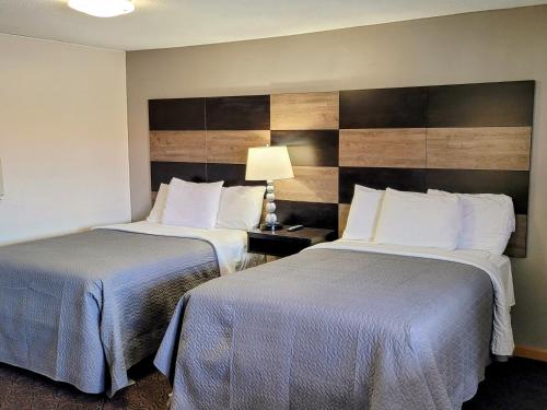 尼亚加拉瀑布Woodland Inn的酒店客房,设有两张床和一盏灯
