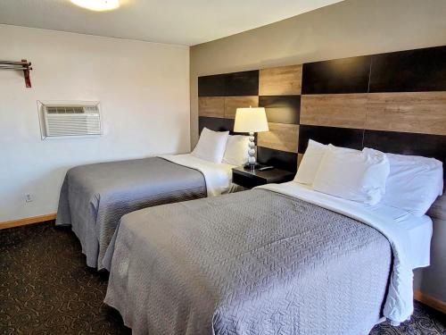 尼亚加拉瀑布Woodland Inn的酒店客房设有两张床和窗户。