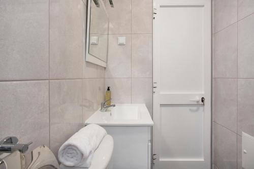 圣维森特São Vicente House的一间带水槽、卫生间和镜子的浴室