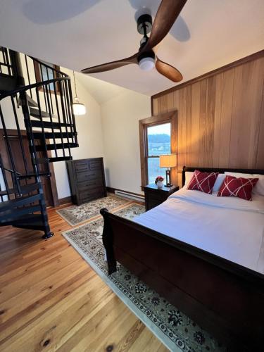 MontereyMonterey Inn的一间卧室配有一张带吊扇的床