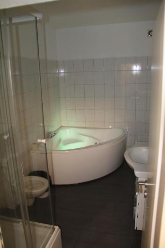 苏黎世Stay2Night City Center Hostel的带浴缸、卫生间和盥洗盆的浴室
