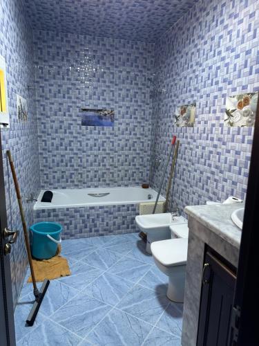 阿尤恩appartement meublé à Laâyoune的带浴缸、卫生间和盥洗盆的浴室