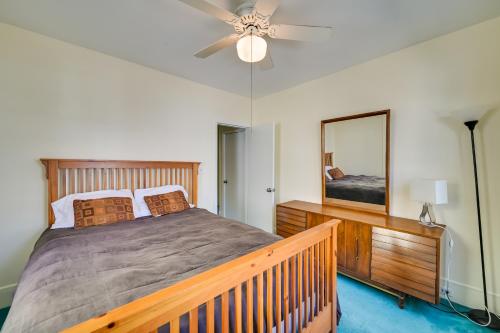 里维尔Boston Area Vacation Rental 3 Mi to Airport!的一间卧室配有一张床和吊扇