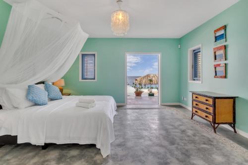 克拉伦代克Villa Shores 32的卧室配有白色的床和蓝色的墙壁