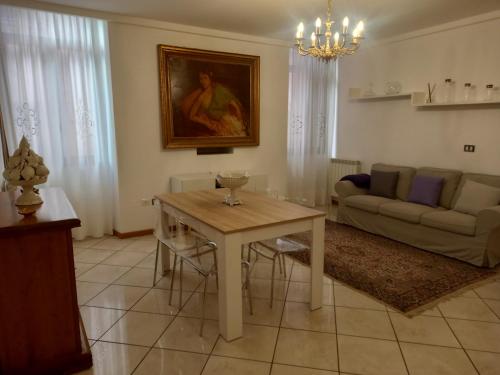 萨罗Maison Santa Giustina的客厅配有桌子和沙发