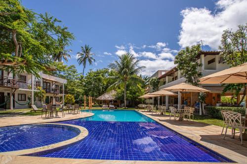 雅帕拉廷加胡玛提塔旅馆的度假村游泳池的图片