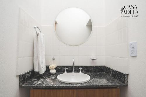 拉里奥哈Casa Adela - Cabañas Resort的一间带水槽和镜子的浴室