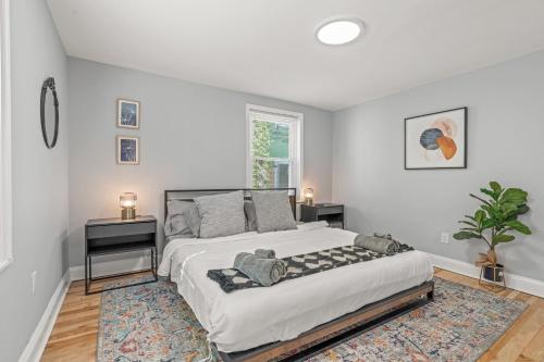 费城Trendy Family Friendly Northern Liberties Retreat的一间卧室设有一张大床和两个床头柜