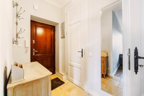 华沙Designer flat in the heart of Old Town的浴室设有木门和走廊