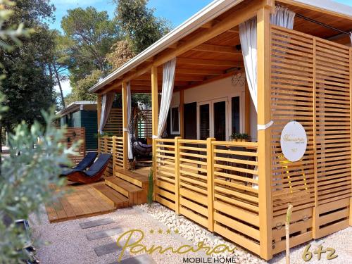 比奥格勒·纳·莫鲁PAMARA Mobile Home的小木屋设有门廊和甲板