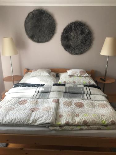 赫维兹格拉齐亚旅馆的卧室配有一张床,墙上有三个花圈