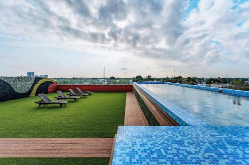 梅里达Hotel Kavia Premium - Paseo Montejo的建筑物屋顶上的游泳池