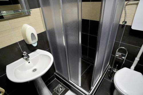克鲁舍瓦茨高尔夫酒店的一间带水槽和淋浴的小浴室