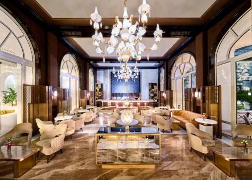 Carlton Cannes, a Regent Hotel餐厅或其他用餐的地方