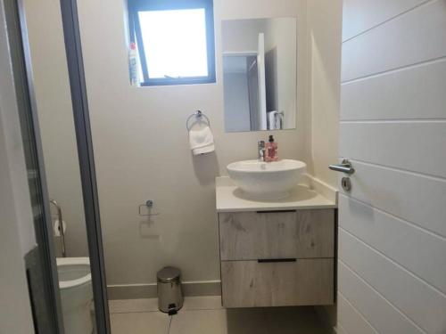 米德兰93 on new unique and classy的白色的浴室设有水槽和卫生间。