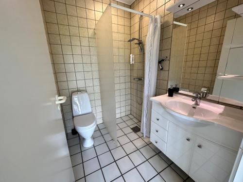 OrøOrø Kro & Hotel的一间带卫生间和水槽的浴室