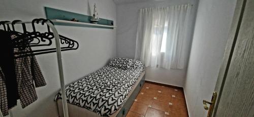 贝赫尔-德拉弗龙特拉Casa Lucas的一间小卧室,配有床和窗户