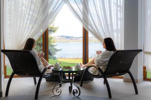 米科瓦伊基罗伯特港酒店的两个女人坐在窗前的椅子上