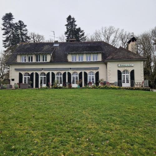 Mailhac-sur-BenaizeAux Berges du Lac de Mondon的一座大型白色房子,设有大院子