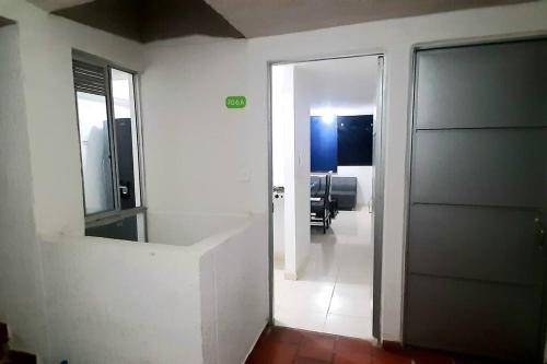 库库塔Apartamento completó 21 Cúcuta的一间空房间,有门和走廊