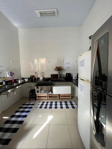 里约热内卢Rio Hostel 40 Graus的厨房铺有黑白色瓷砖地板。