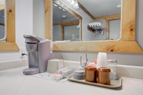 利文斯顿Livingston Inn的厨房柜台配有带咖啡壶的盥洗盆
