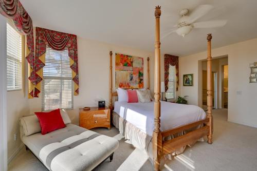 恩西尼塔斯Luxury Encinitas Vacation Rental with Private Pool的一间卧室配有四柱床和沙发