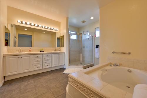 恩西尼塔斯Luxury Encinitas Vacation Rental with Private Pool的大型浴室设有浴缸和淋浴。