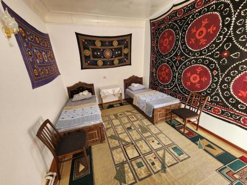 布哈拉Zafar Family Guesthouse的阁楼间 - 带2张床和地毯