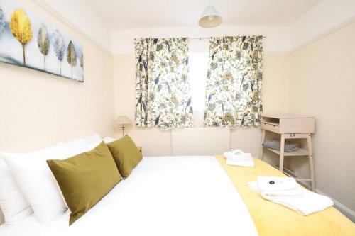 牛津Wolsey Road, North Oxford的卧室配有白色的床和窗户。