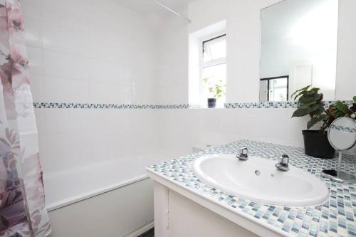 牛津Wolsey Road, North Oxford的白色的浴室设有水槽和镜子